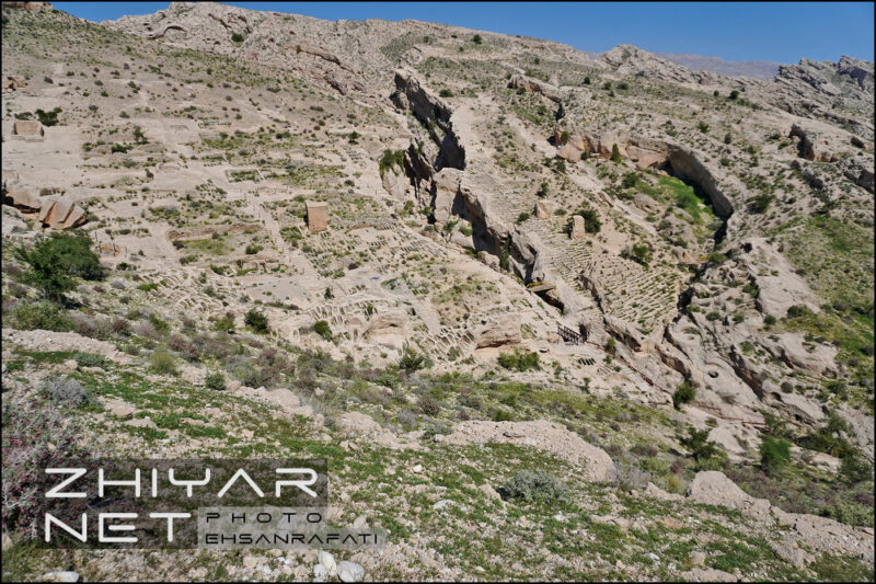 دستکندها و گور دخمههای باستانی سیراف